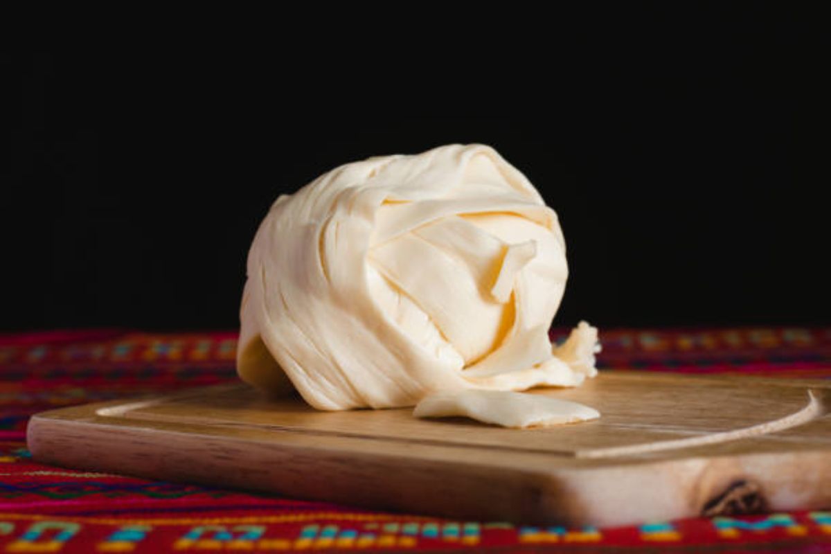 Bola completa de queso para deshebrar. Foto de iStock.