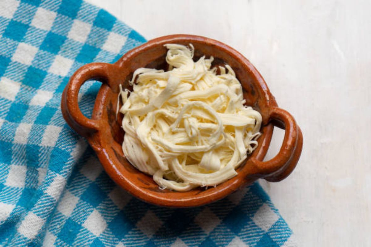 Quesillo deshebrado para cocinar. Foto de iStock.