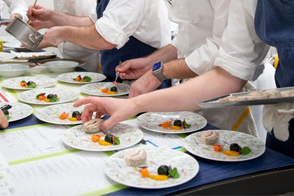 Equipo de cocina emplatando. Foto de cortesía.