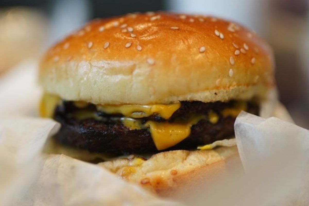 Hamburguesa de carne de res y queso americano. Foto de cortesía.