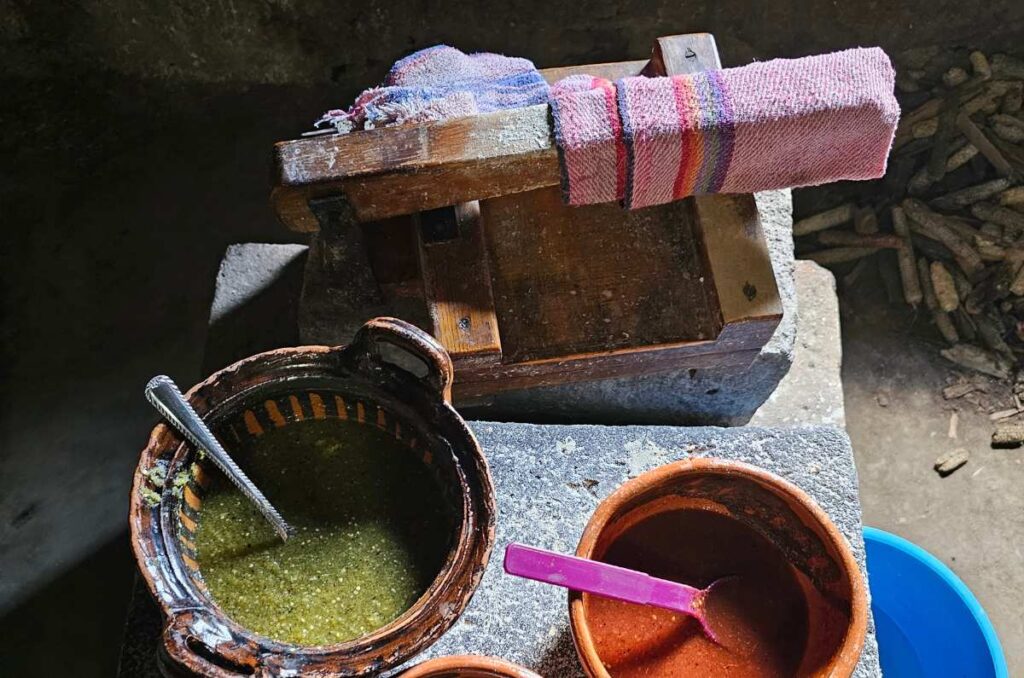 preparación de memelas con salsa verde y roja. 