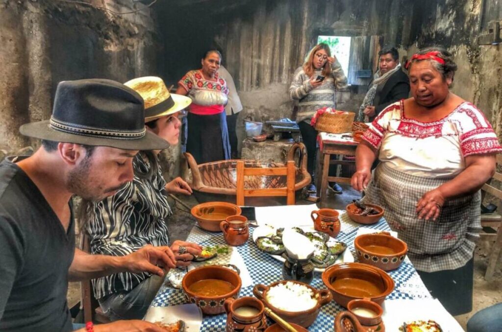 cocineras tradicionales cocinando con los viajeros.