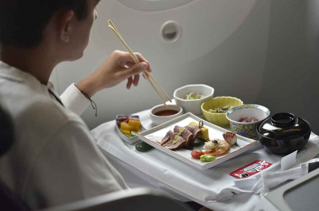 La historia de la comida a bordo de Aeroméxico. De bocadillos a Chefs Michelin