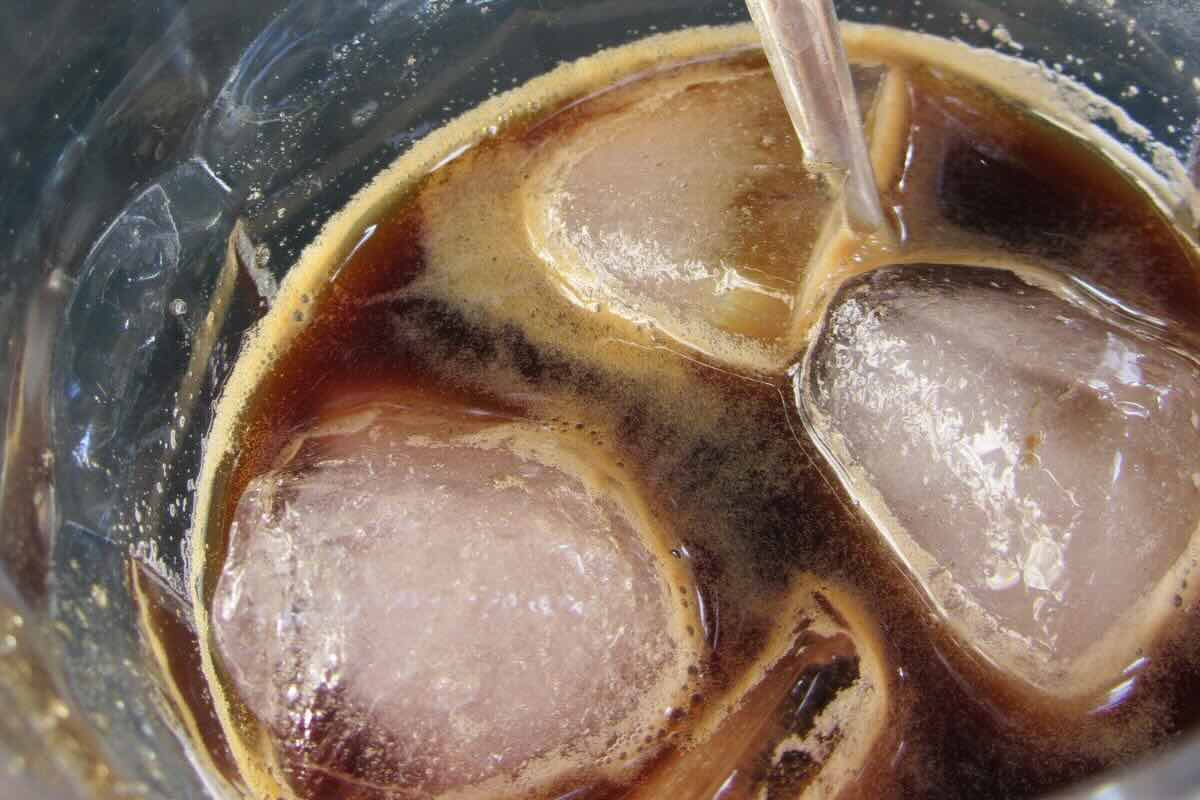 Café frío con hielo. Foto de Pexels.