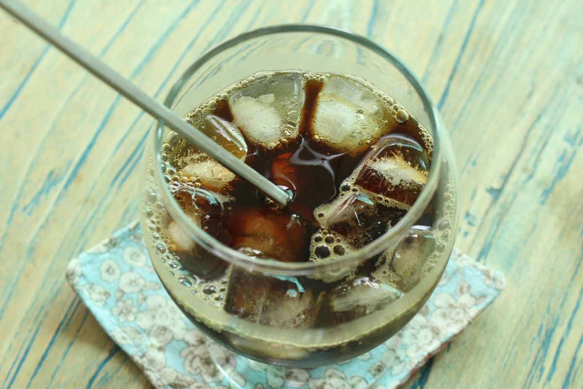 Café frío con hielo. Foto de Pexels.