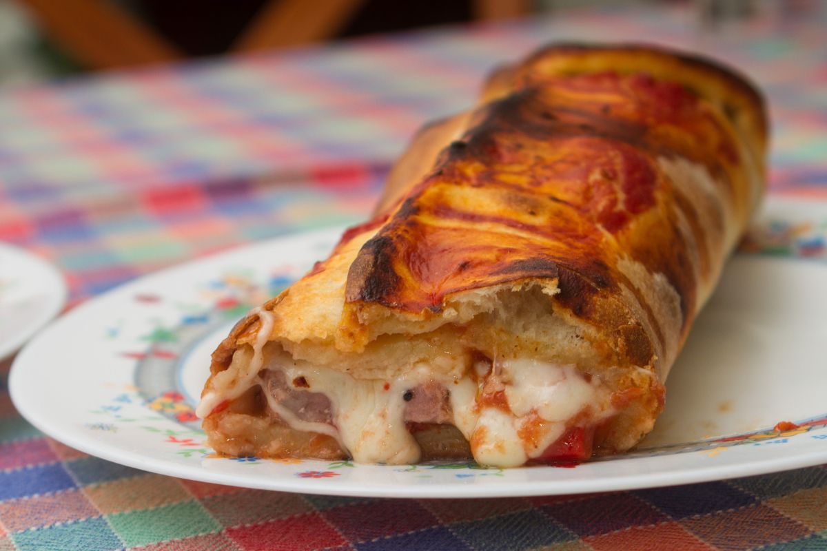 Masa rellena de queso, jamón y pepperoni. Foto de Pexels.