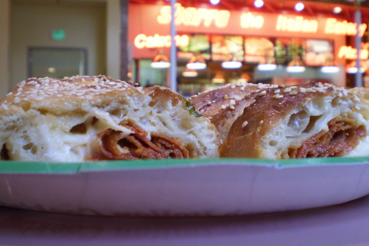 Versión del stromboli con pepperoni y queso. Foto de Flickr.