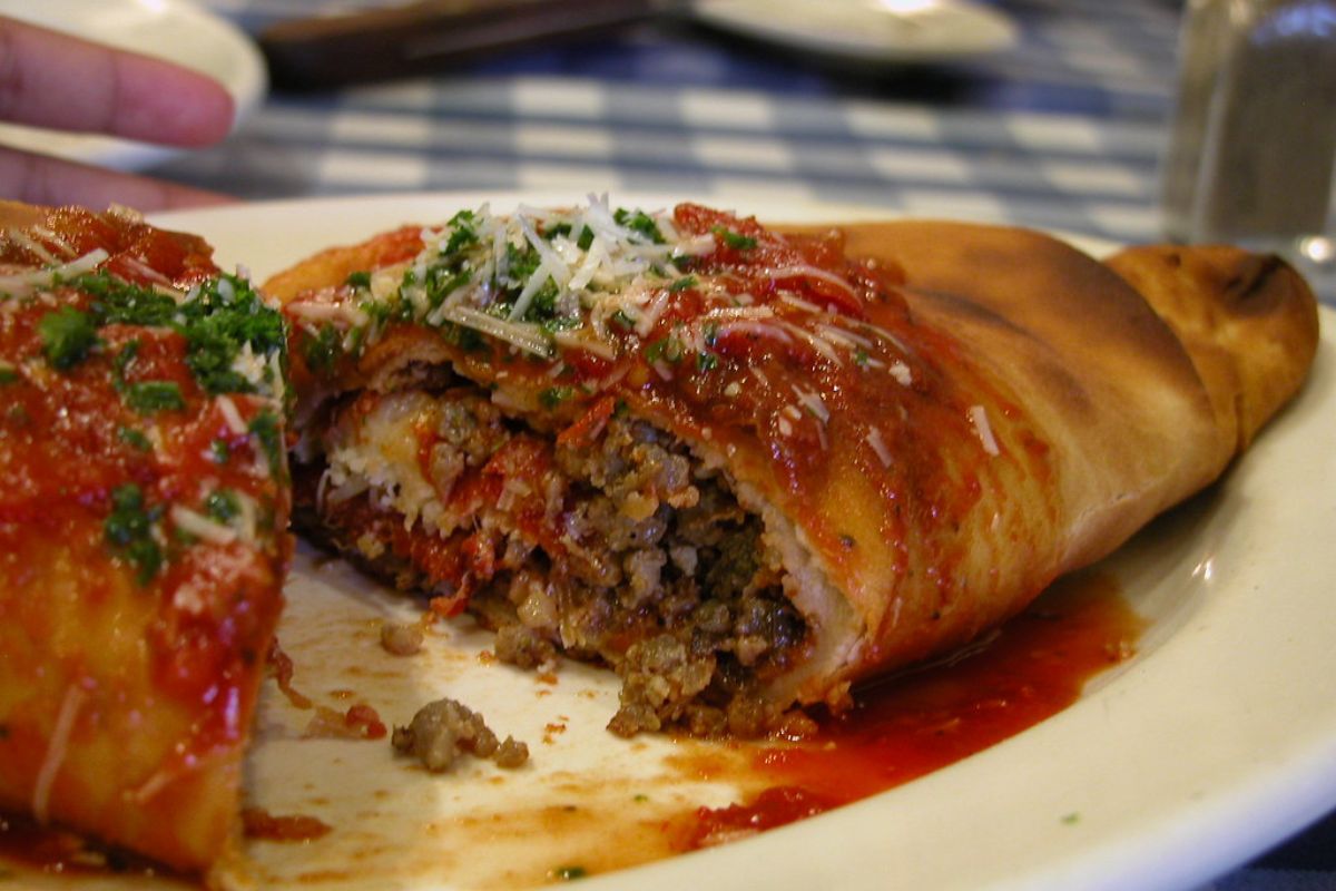 Calzone relleno de carne molida con salsa de tomate. Foto de Flickr.