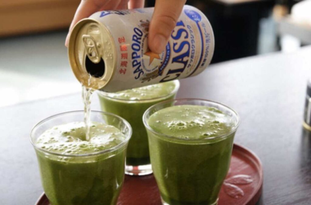 Cerveza con té matcha: una bebida que se volvió inesperadamente viral