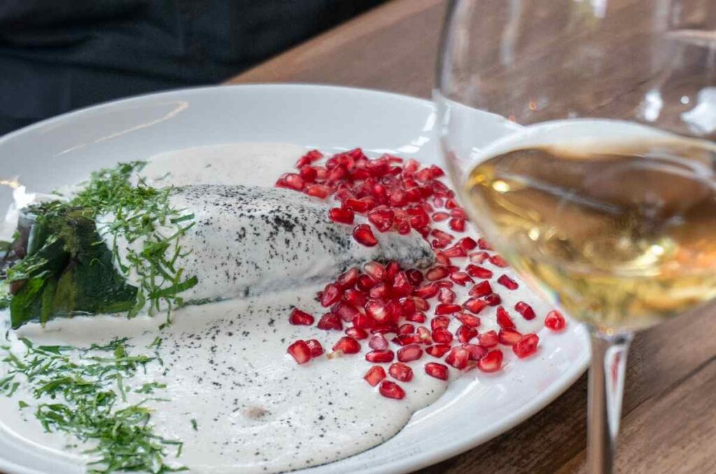 Chile en nogada de Terraza Palmares, con maridaje de vino