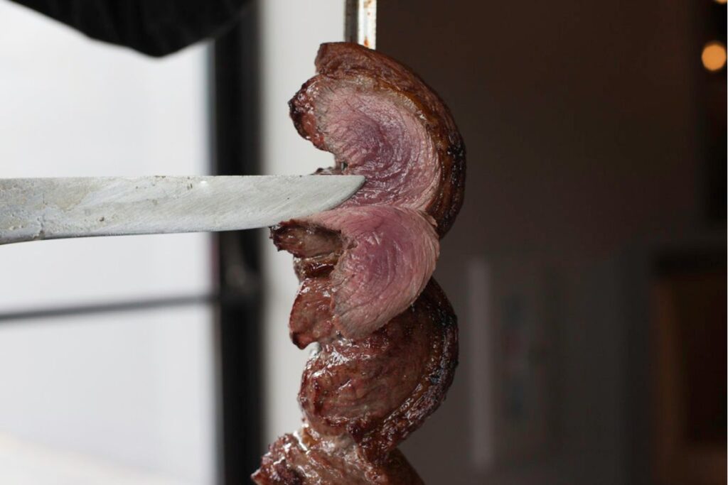 ¿Qué es el churrasco y que se sirve en este tipo de asado?