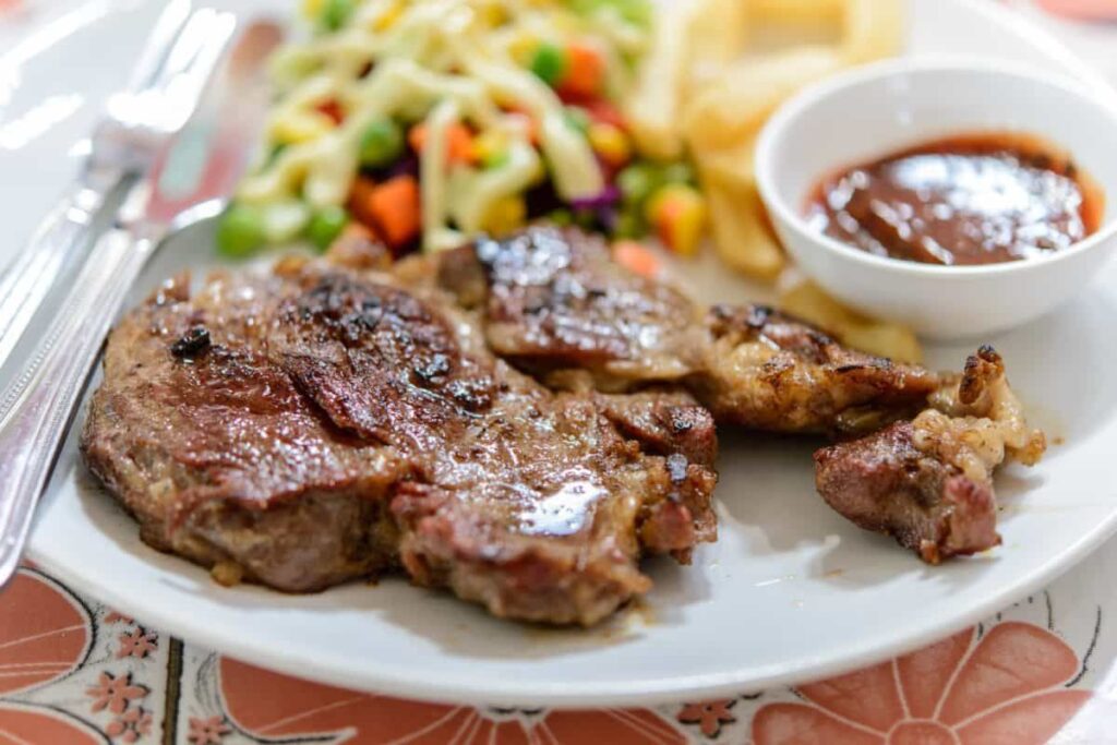 El churrasco es un tipo de asado popular en Brasil.