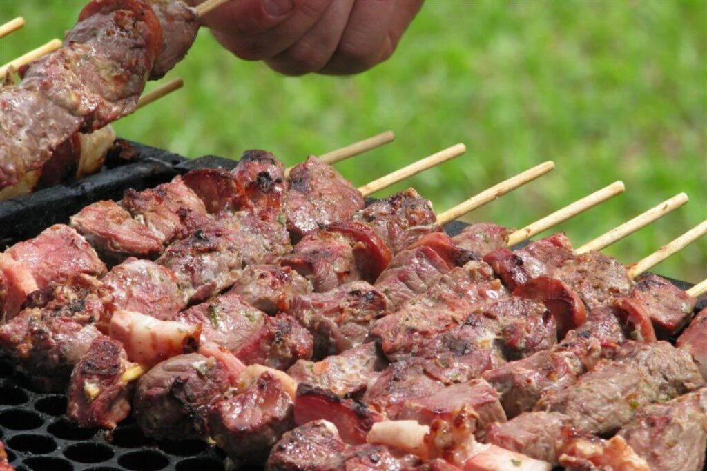 El churrasco es un tipo de asado popular en Brasil.