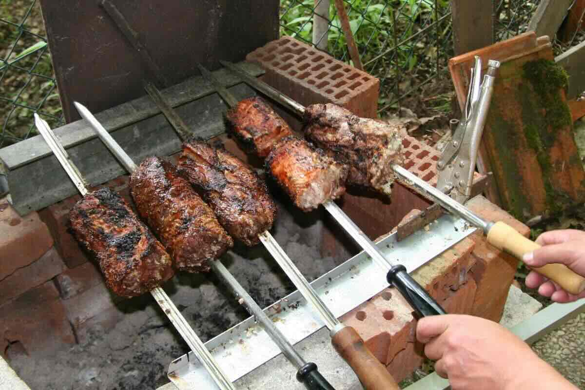 Carne de res en brocheta. Foto de Flickr.