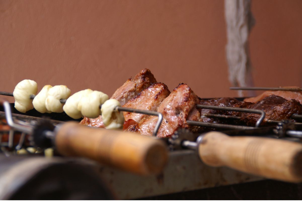 Carne de res en brocheta. Foto de Flickr.