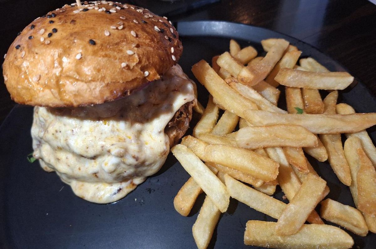 Birria Burger de Aquí + Ahora en Cozumel, foto de Miriam Carmo