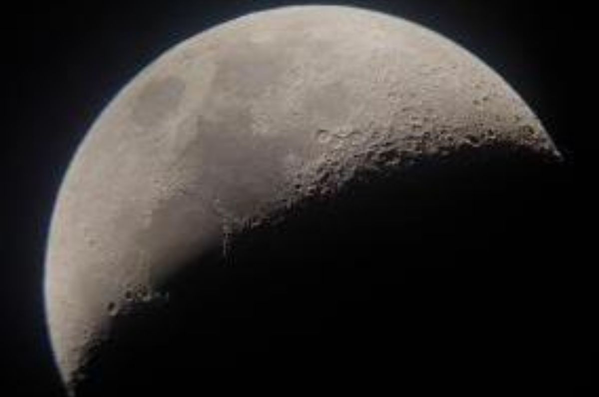 La luna desde el telescopio del planetario de Cozumel, foto de Tonny Rios