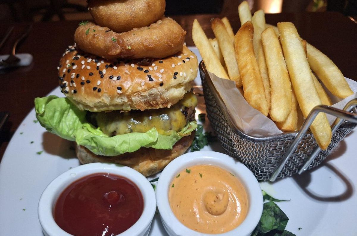 Hamburguesa Mar y Tierra con langosta y carne Angus en Buccanos, foto de Miriam Carmo