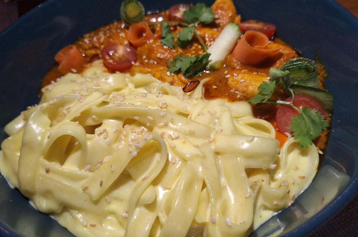 Butter Chicken con pasta en vez de arroz basmati en Kondesa Cozumel, foto de Miriam Carmo