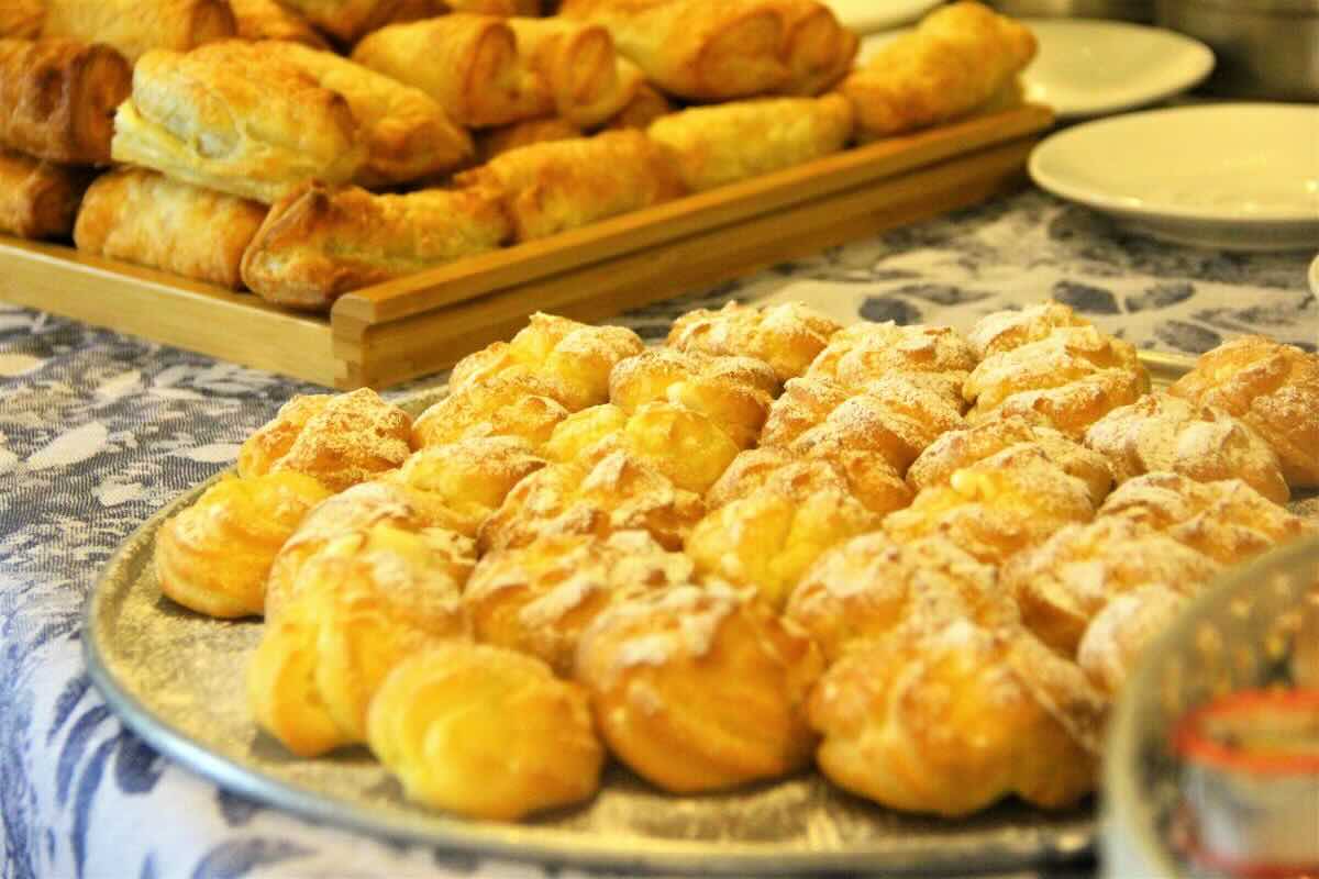 Bocadillos de pasta choux recién horneados. Foto de Pexels.