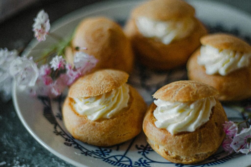 El croquembouche es un postre crujiente que se construye con profiteroles unidos con caramelo.