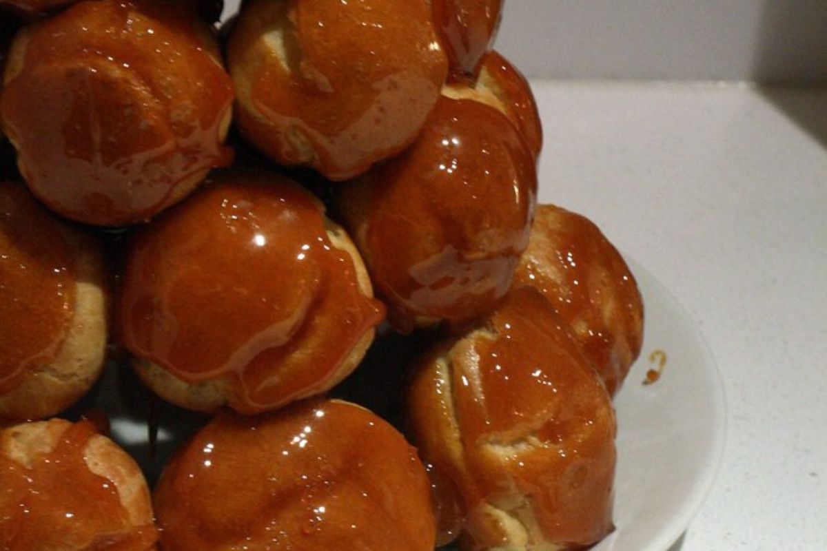 Profiteroles cubiertos con caramelo. Foto de Flickr.