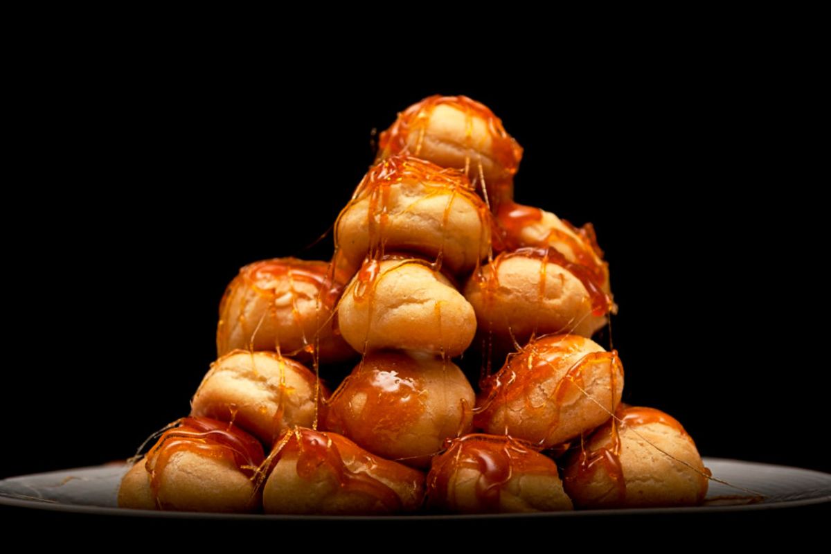 Postre francés con bocadillos dulces rellenos. Foto de Pexels.