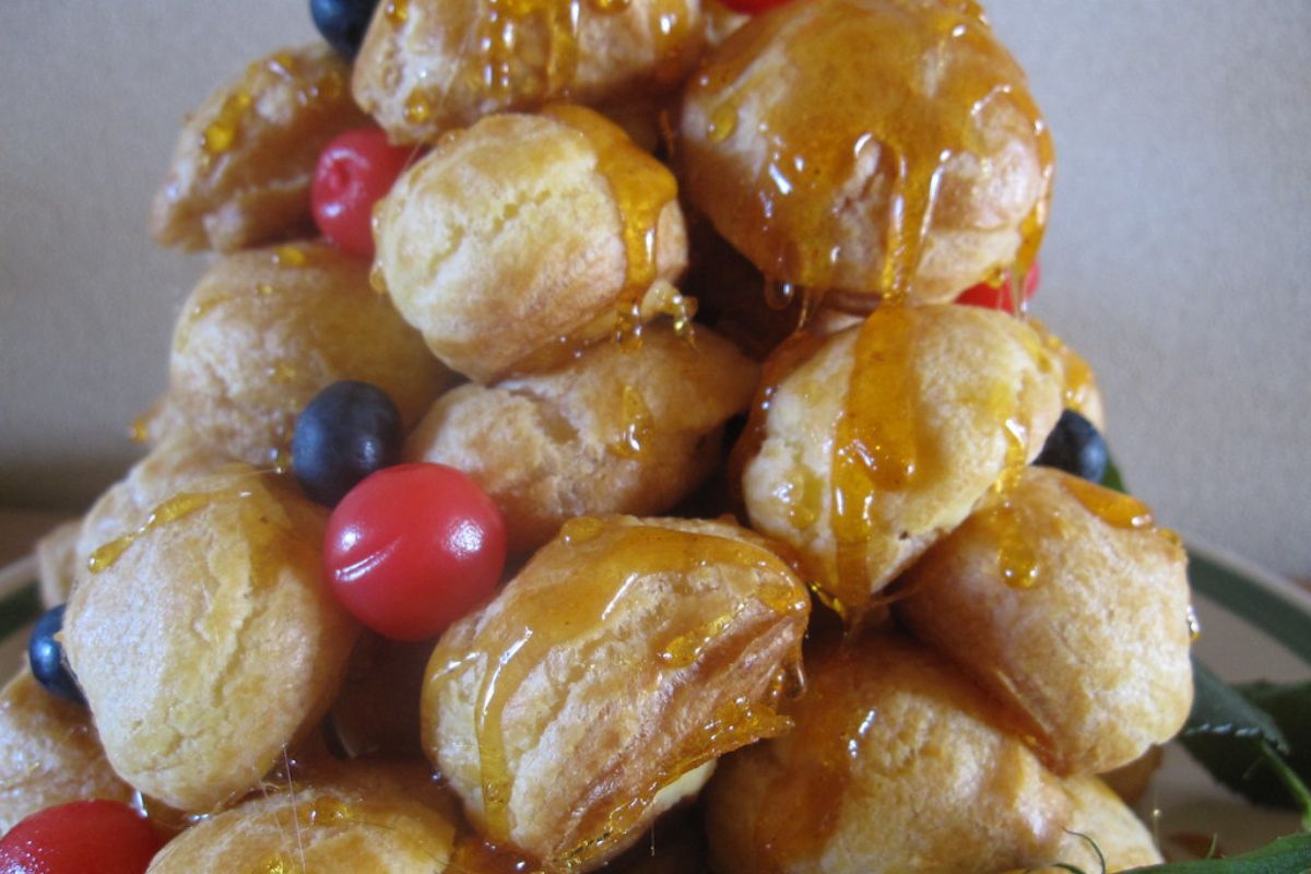 Croquembouche con caramelo y frutos rojos. Foto de Flickr.