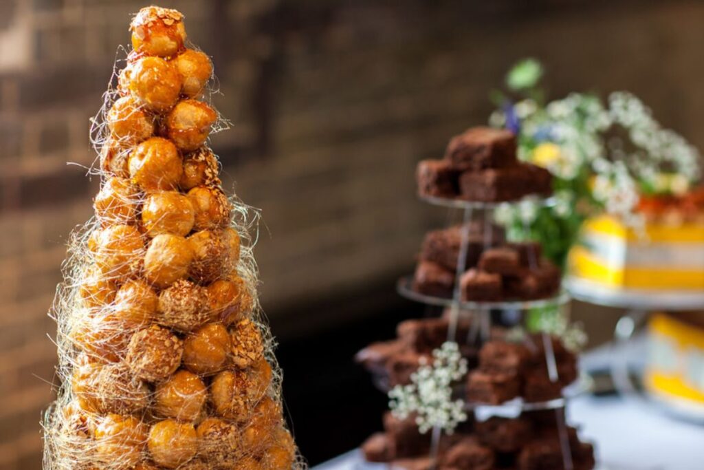 Croquembouche, el postre francés que pone a prueba el dominio de la pastelería