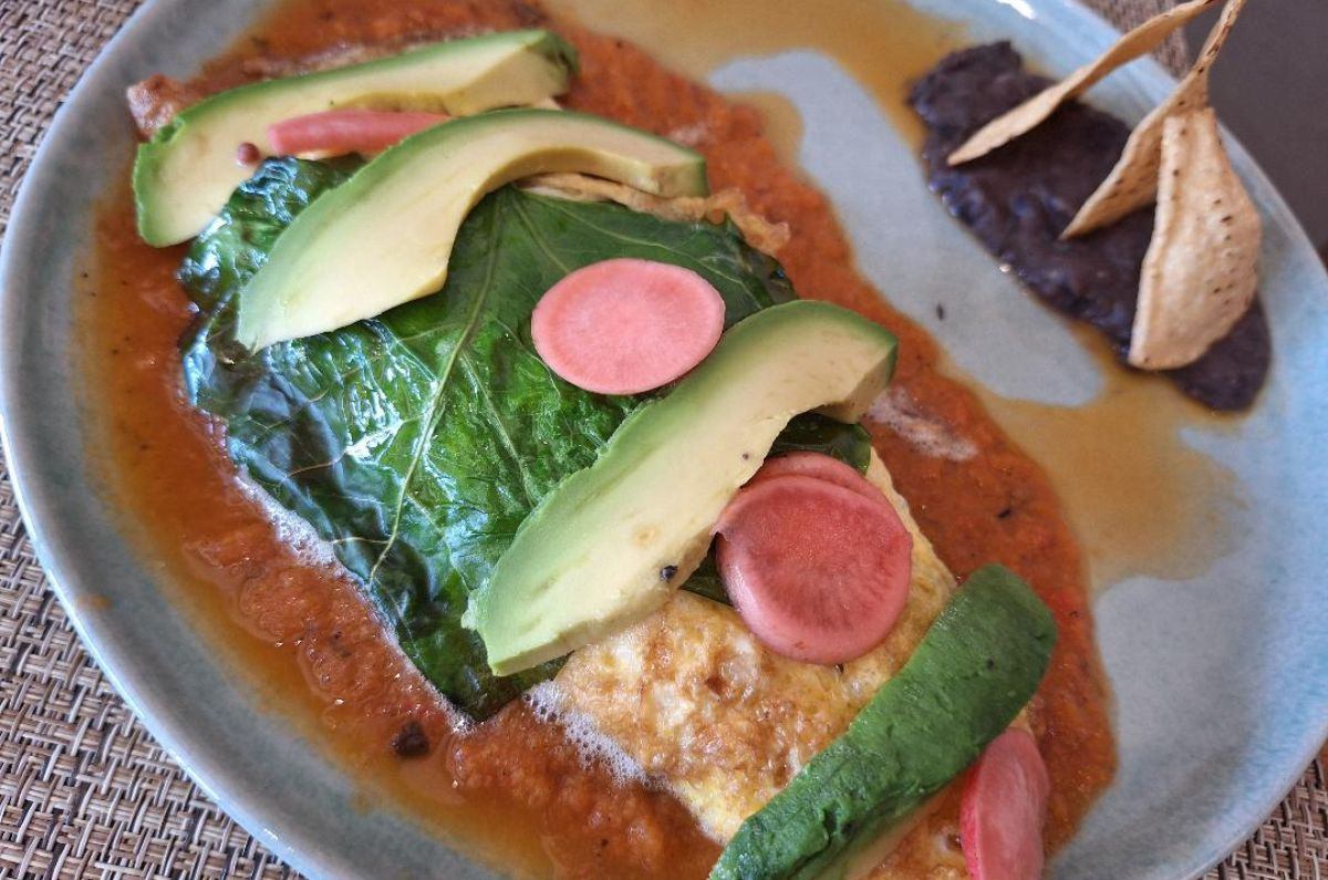 Omelette Yucatán rellena de calabaza local asada y queso Oaxaca sobre salsa de sikil pak, rebanadas de aguacate, chaya y láminas de rábanos encurtidos, foto de Miriam Carmo