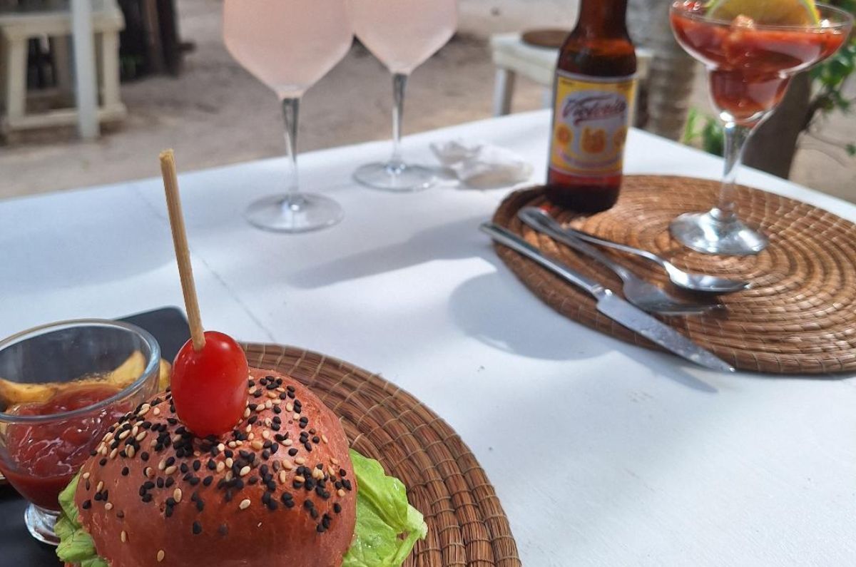 Cóctel de camarón, mini hamburguesa y agua de pitaya en LunArena, foto de Miriam Carmo