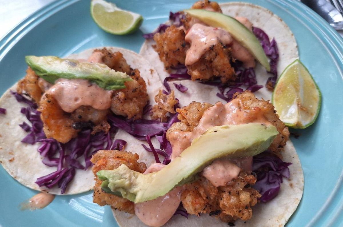 Tacos de camarón rebosado en LunArena, foto de Miriam Carmo