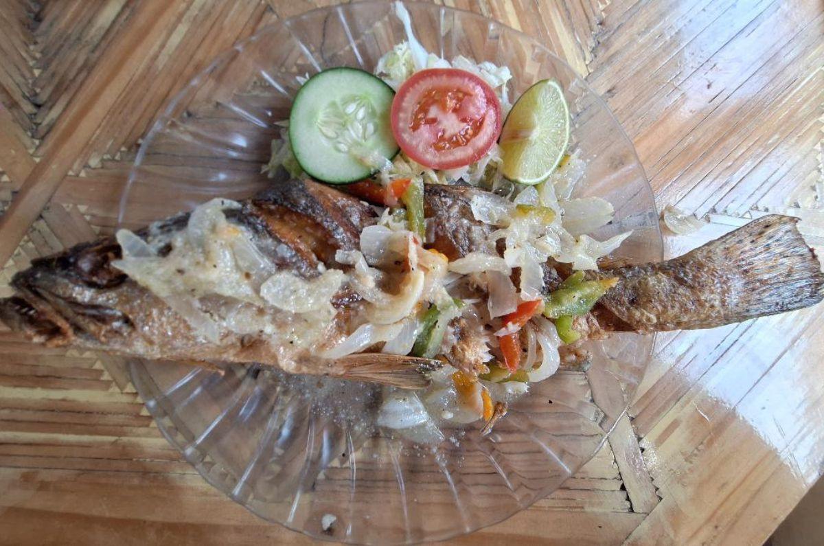 Pescado entero al mojo de ajo en La Negrita, foto de Miriam Carmo