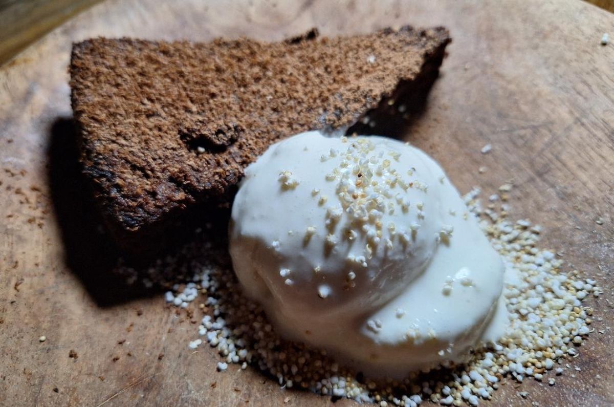 Pastel de chocolate sin harina, amaranto y helado de vainilla, foto de Miriam Carmo