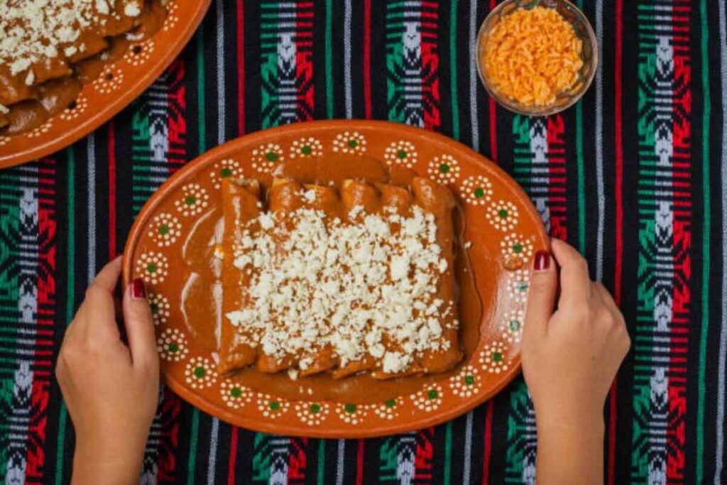 Las entomatadas son un clásico de desayuno en México.