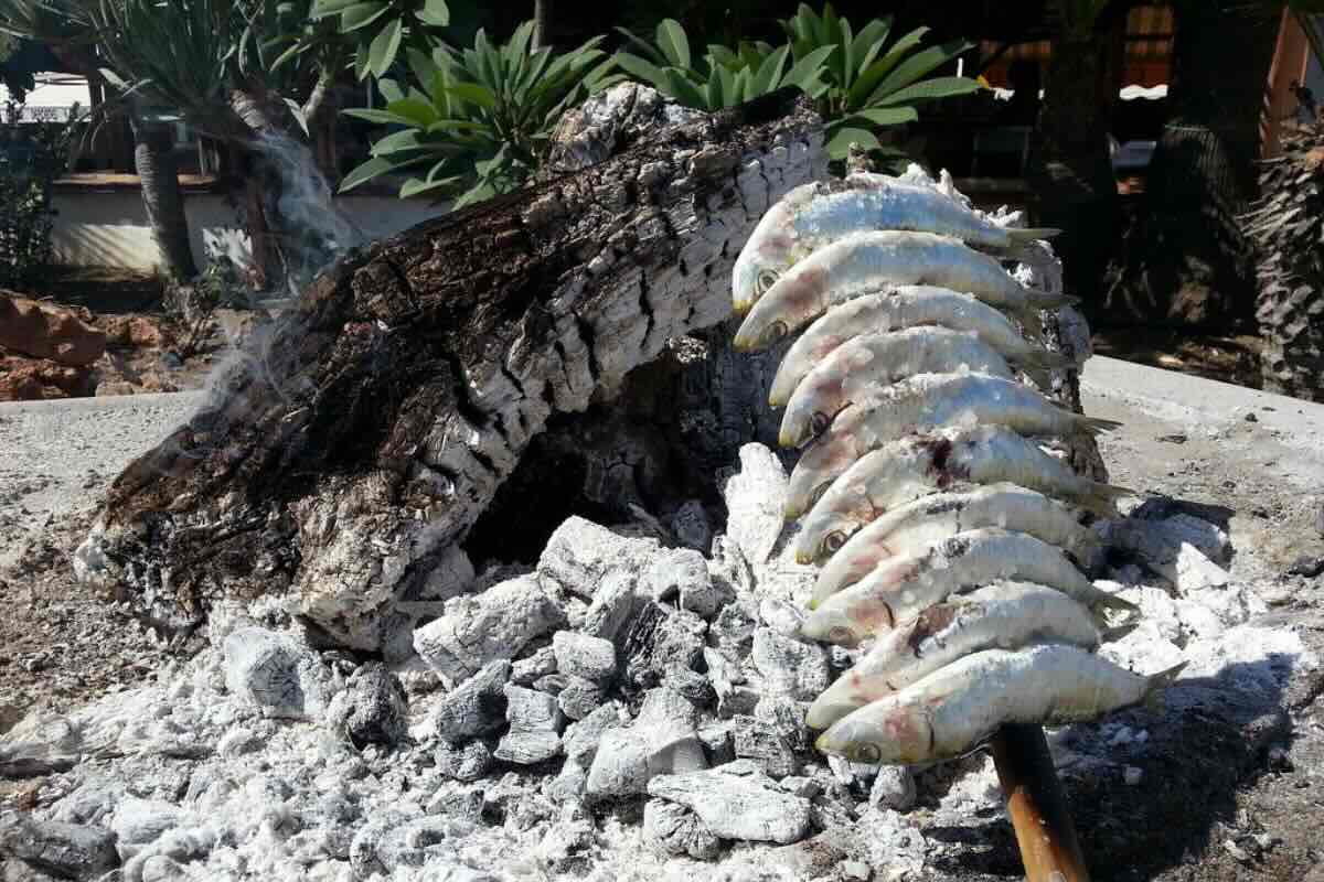 Proceso de cocción de sardinas en la playa. Foto de Flickr.