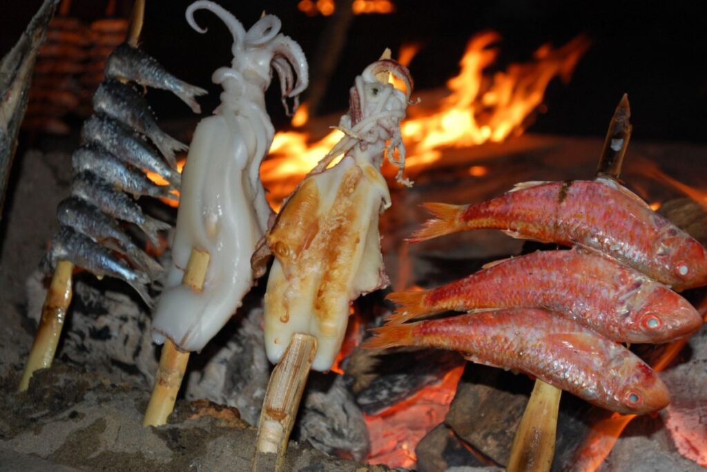 El espeto es una técnica ancestral que se realiza en la playa.