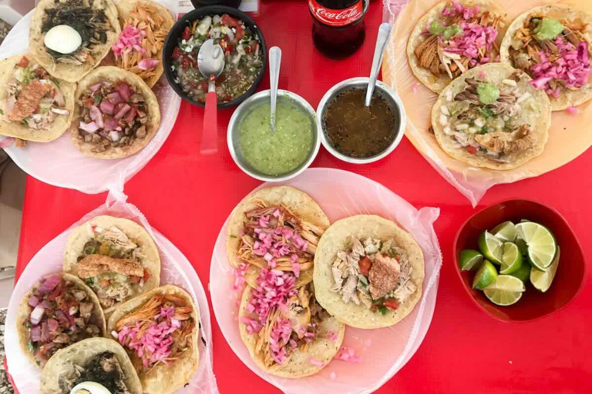 Antojitos con cochinita pibil. Foto de Flickr.