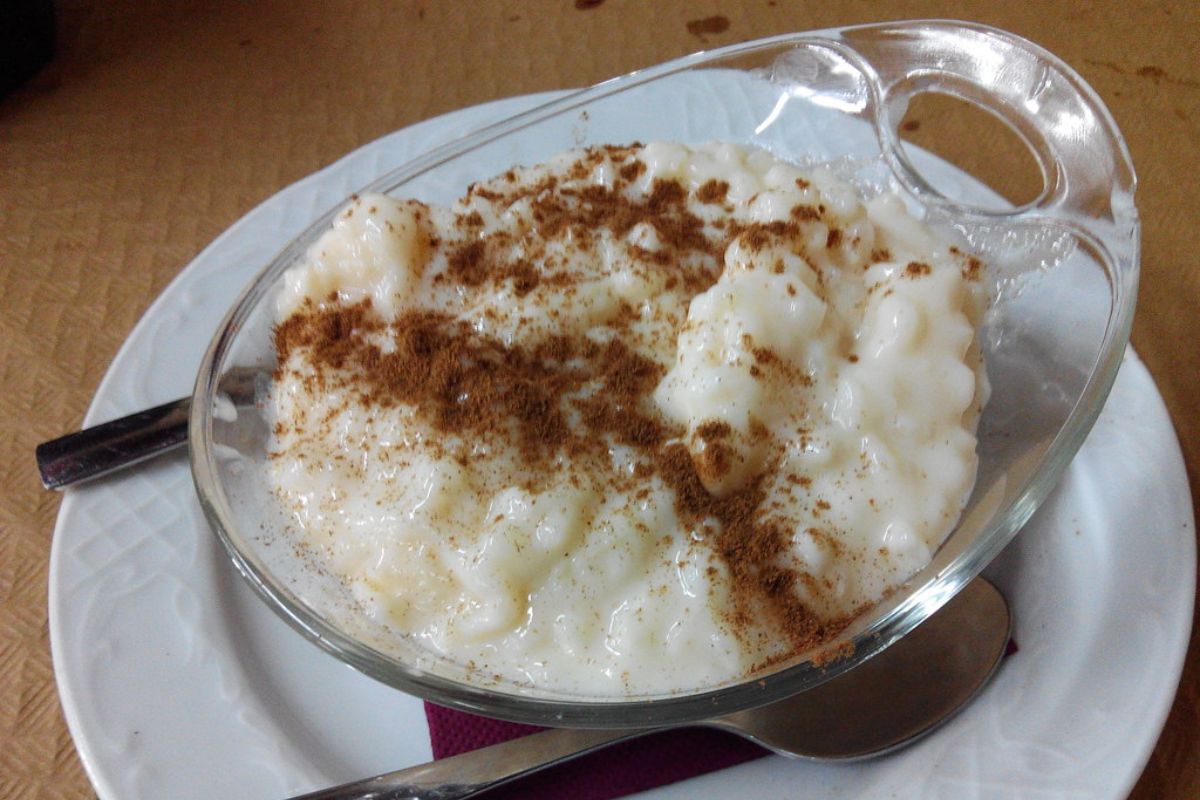 Arroz con leche y canela en polvo. Foto de Flickr.