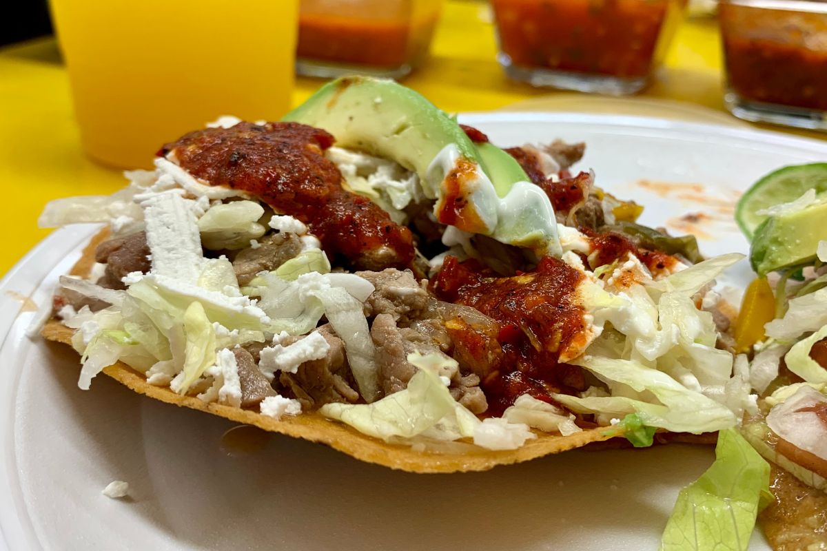 Tostada con salsa, lechuga y queso fresco. Foto de Flickr.