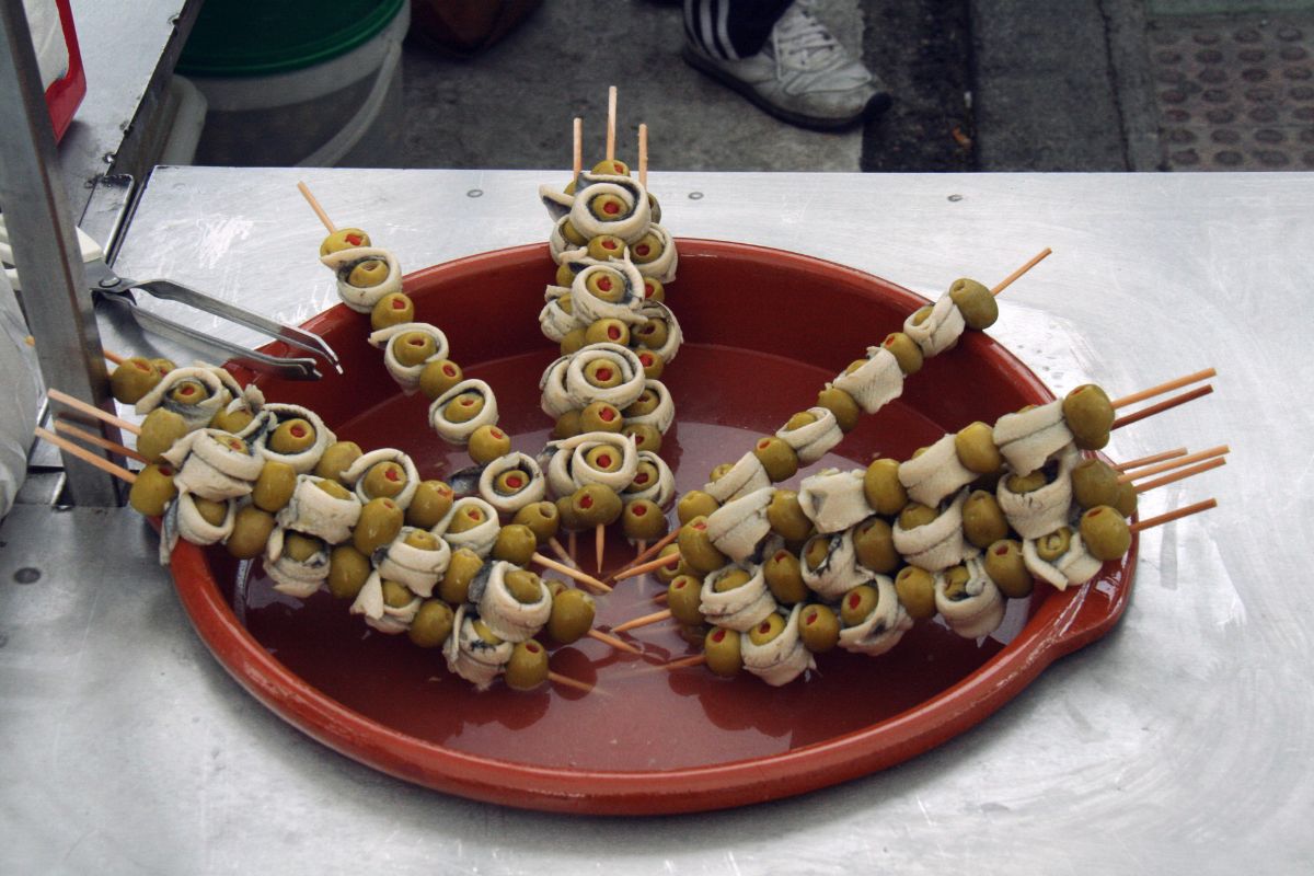 Mini brochetas con anchoas y aceitunas. Foto de Flickr.