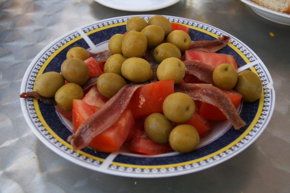 Botana de aceitunas, jitomate y anchoas. Foto de Flickr.