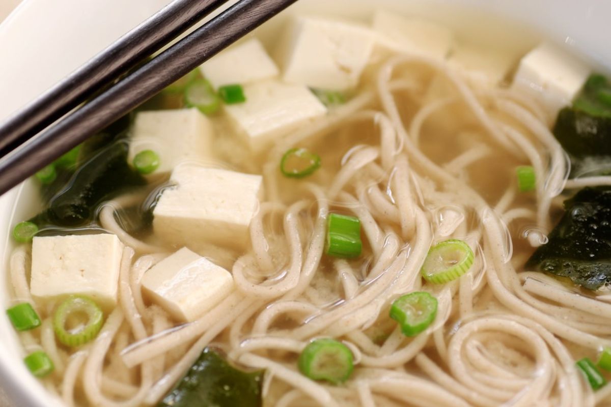 Sopa de fideos con soya y cebollín. Foto de Flickr.