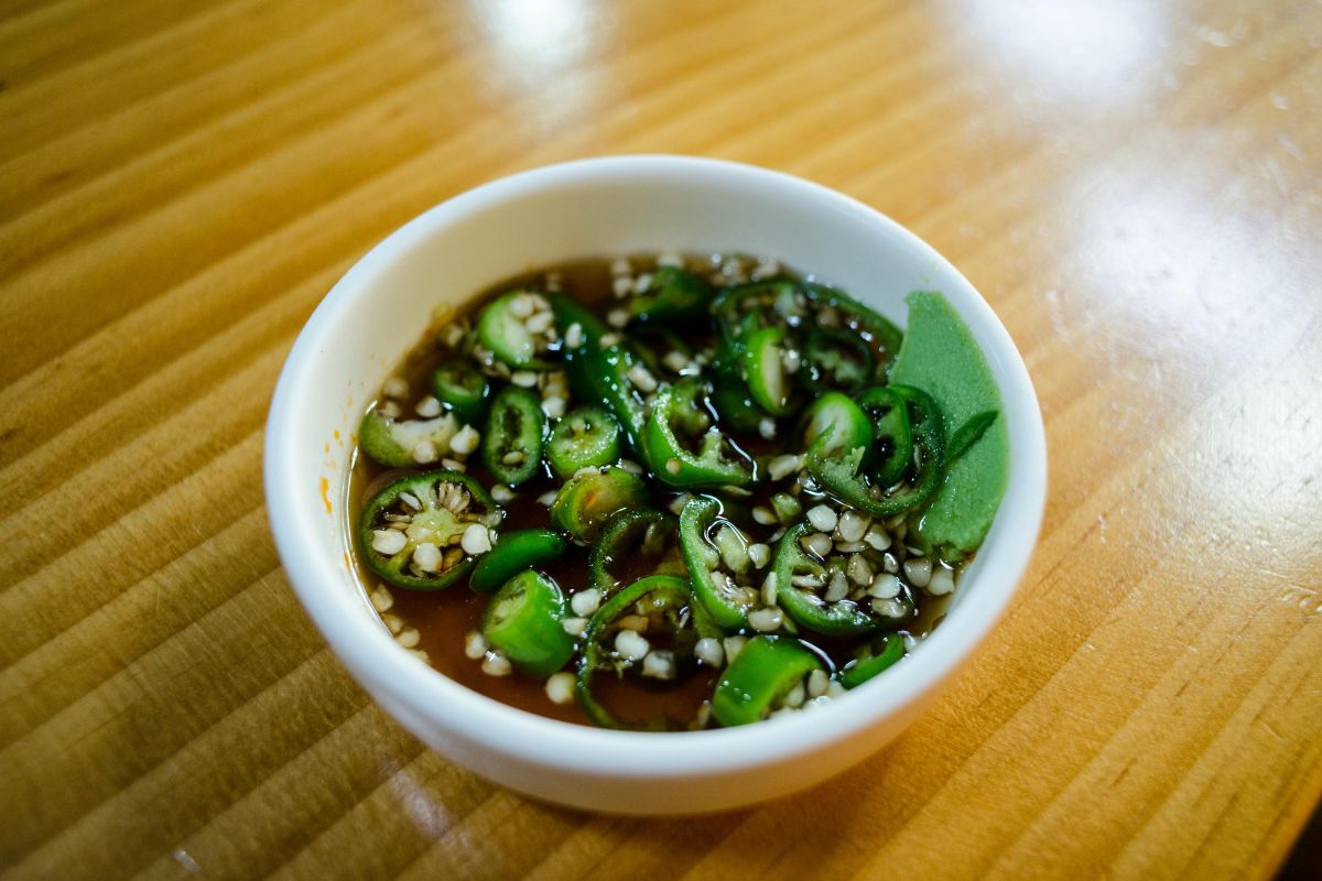 Salsa de soya con chiles verdes. Foto de Pexels.