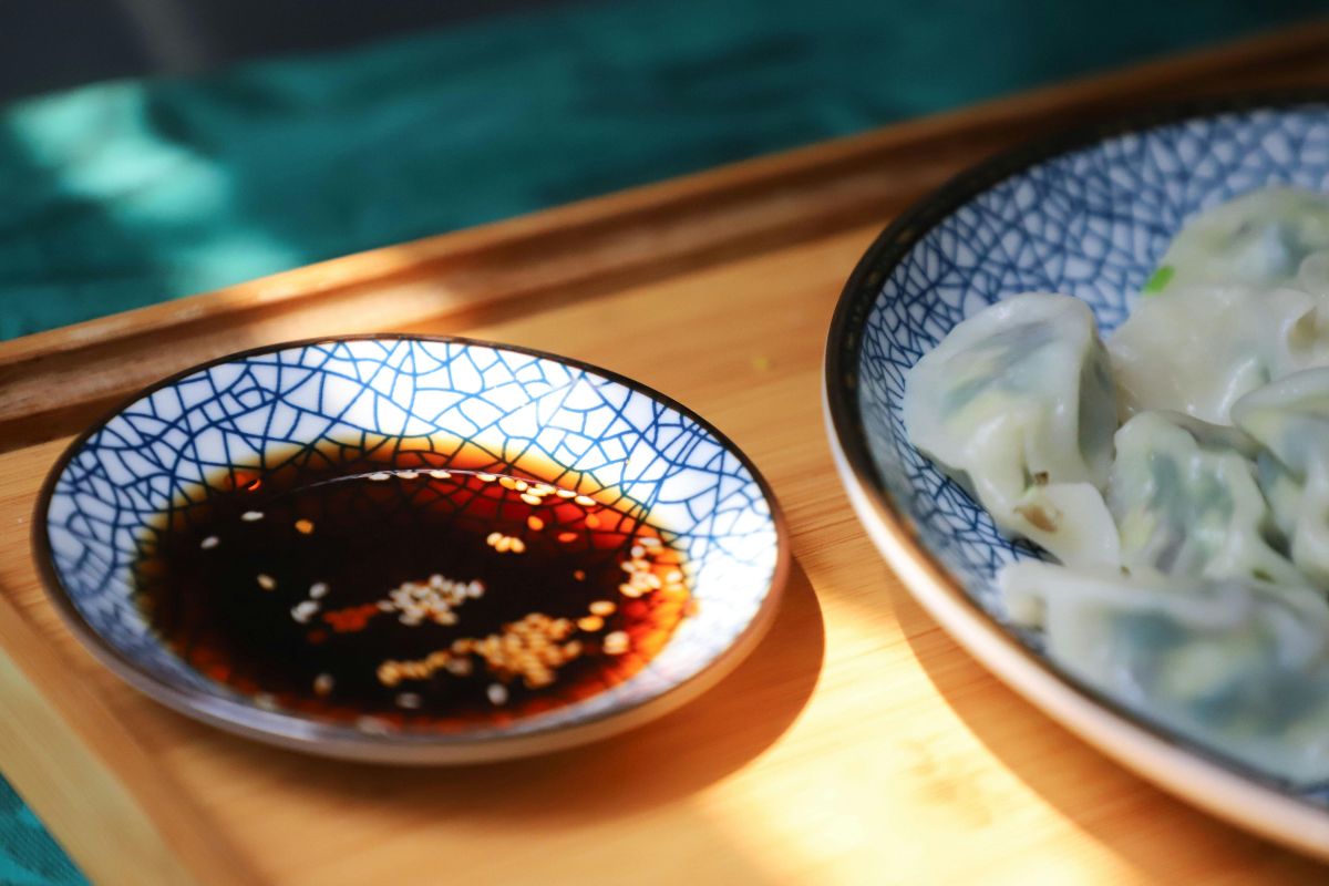 Dumplings acompañados de salsa de soya especiada. Foto de Pexels.