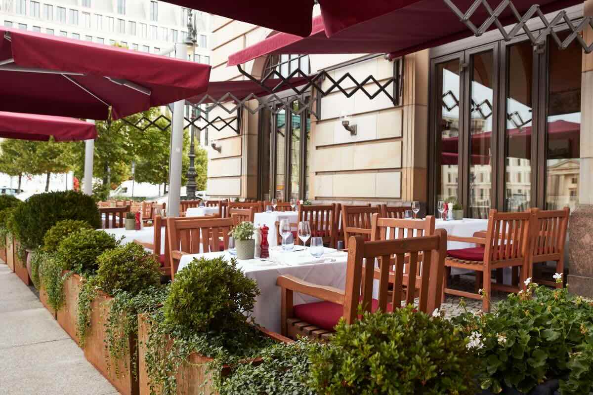 Restaurante con terraza al aire libre. Foto de sitio web Hotel Adlon Kempinski.