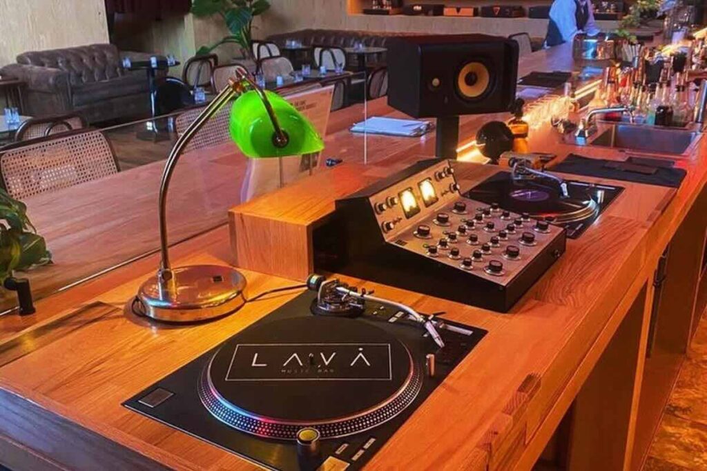 Lava Music Bar es un espacio donde los cocteles se acompañan de música.