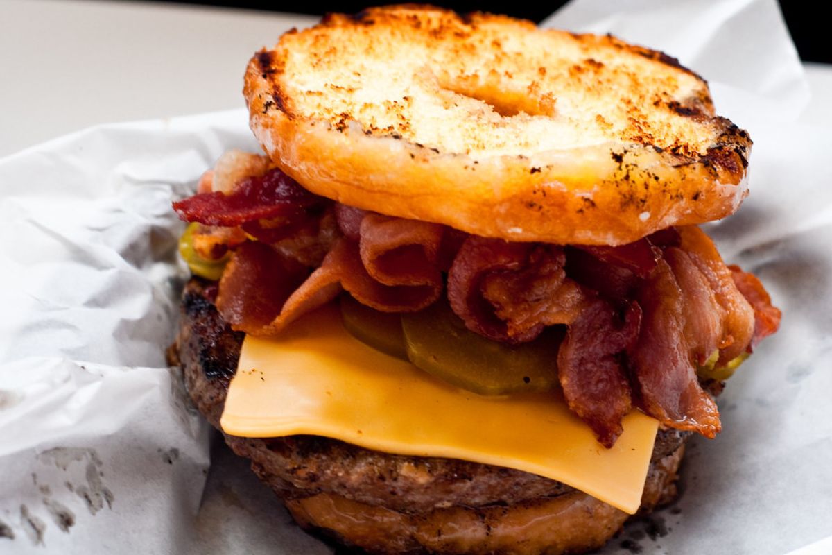 Hamburguesa con pan dulce, tocino frito y carne de res. Foto de Flickr.