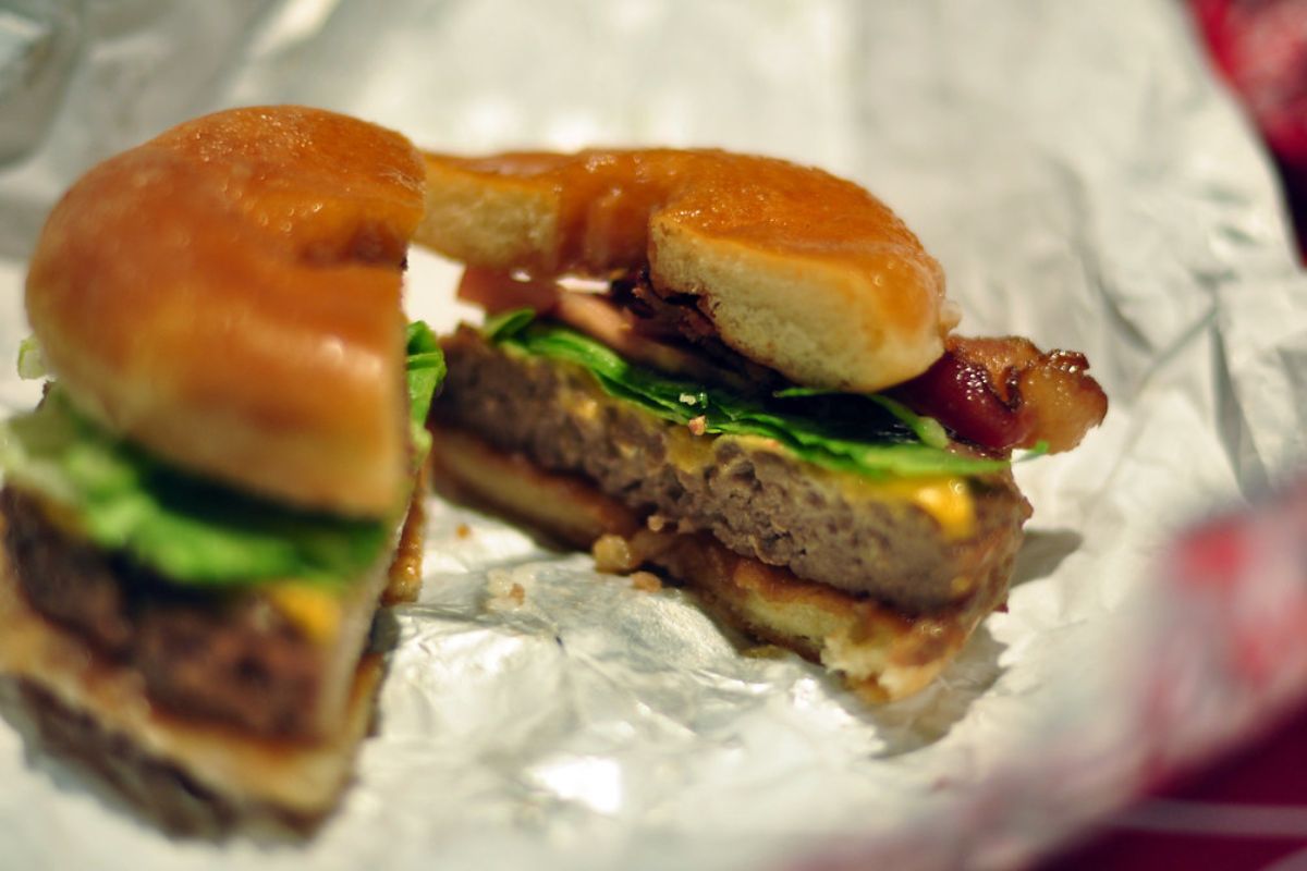 Hamburguesa con carne de res y vegetales frescos. Foto de Flickr.