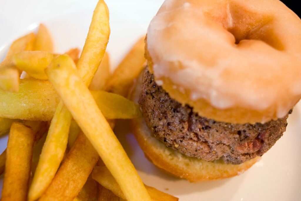 La luther burger es considerada actualmente como la peor versión de hamburguesa.